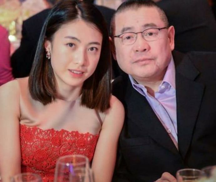 父亲身家超过李嘉诚,他不爱美女爱丑女,继承60亿家产坐地铁上班 新闻 父亲身家超过李嘉诚,他不爱美女爱丑女,继承60亿家产坐地铁上班 新闻