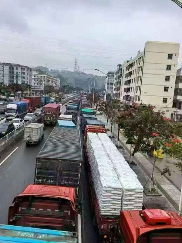  霍尔木兹海峡风云突变；东莞塑胶贸易陷入狂热；大塞车与爆仓景象频现。 企业服务