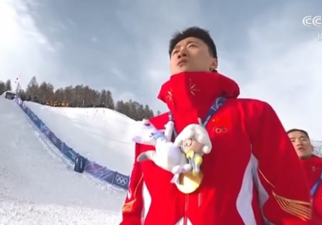 冬奥冠军跨界绿茵,王心迪正式加盟沈阳队;东北超迎来新活力 体育新闻