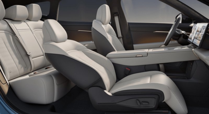 鎏金座舱惊艳亮相,与众08内饰细节尽显科技豪华;女王副驾舒适升级,智能调光天幕加持未来感 汽车科技