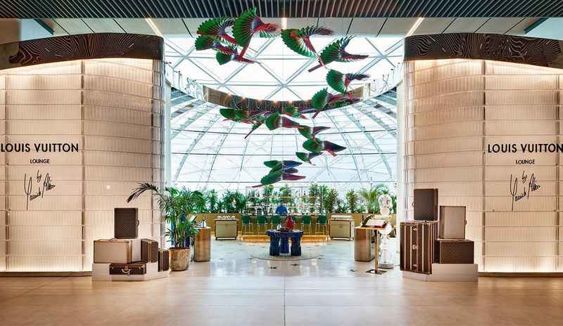  中东奢侈品市场正遭遇严峻考验，卡地亚所属集团面临显著冲击。 时尚用品