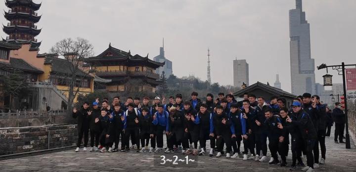  古城墙上风起云涌，足球精神与历史交融；南京城市队登高远望，感悟城市深沉守护。 文化旅游