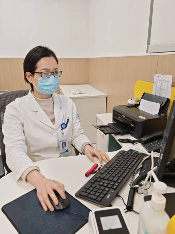  幼儿突发剧烈呕吐，吐出咖啡色液体；家人接连出现症状，开学季需警惕诺如病毒侵袭。 健康养生