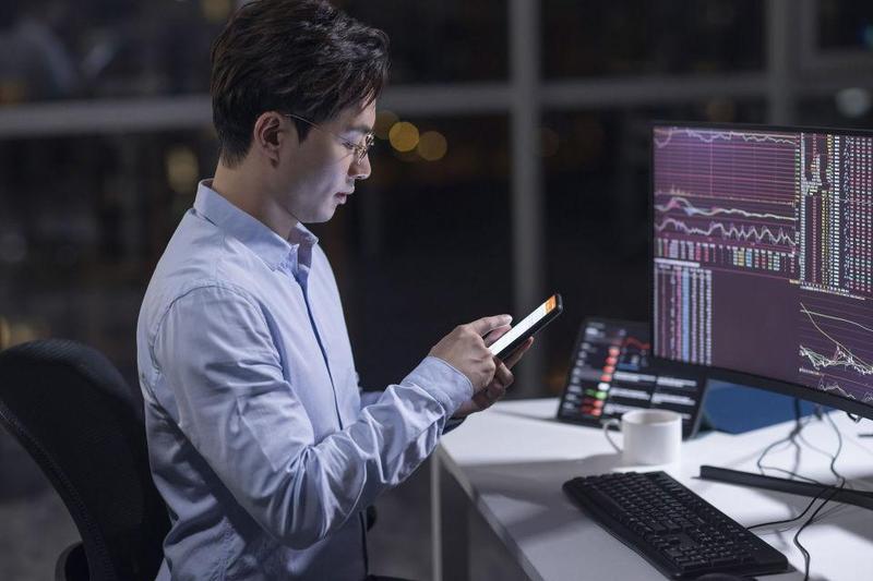  职场屏幕重负之下，干眼症渐成常态；人工泪液依赖难解根本之困。 健康养生