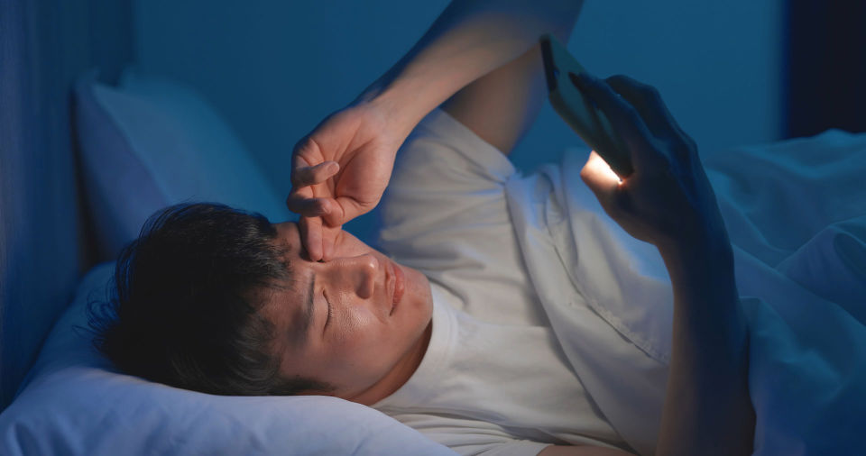  职场屏幕重负之下，干眼症渐成常态；人工泪液依赖难解根本之困。 健康养生