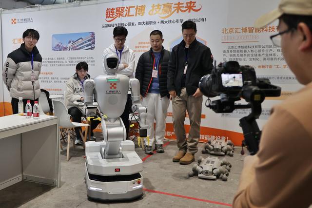 首都科创热潮涌动;招聘会现场,高新技术人才需求旺盛。 新闻 首都科创热潮涌动;招聘会现场,高新技术人才需求旺盛。 新闻