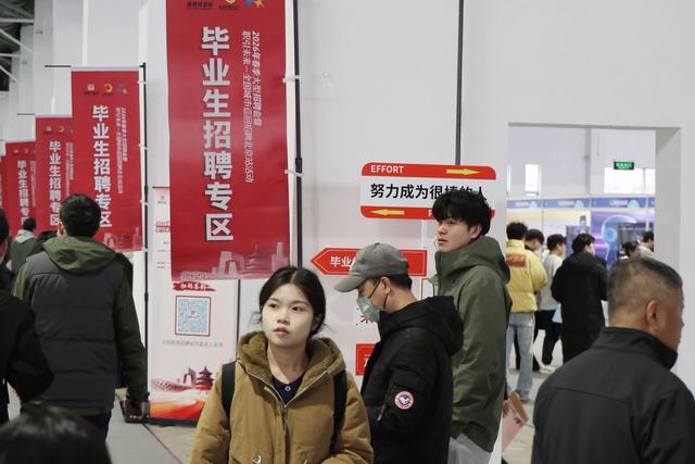 首都科创热潮涌动;招聘会现场,高新技术人才需求旺盛。 新闻 首都科创热潮涌动;招聘会现场,高新技术人才需求旺盛。 新闻