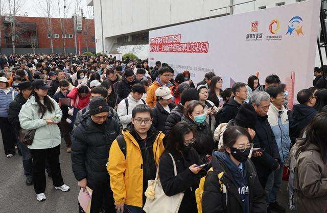 首都科创热潮涌动;招聘会现场,高新技术人才需求旺盛。 新闻 首都科创热潮涌动;招聘会现场,高新技术人才需求旺盛。 新闻