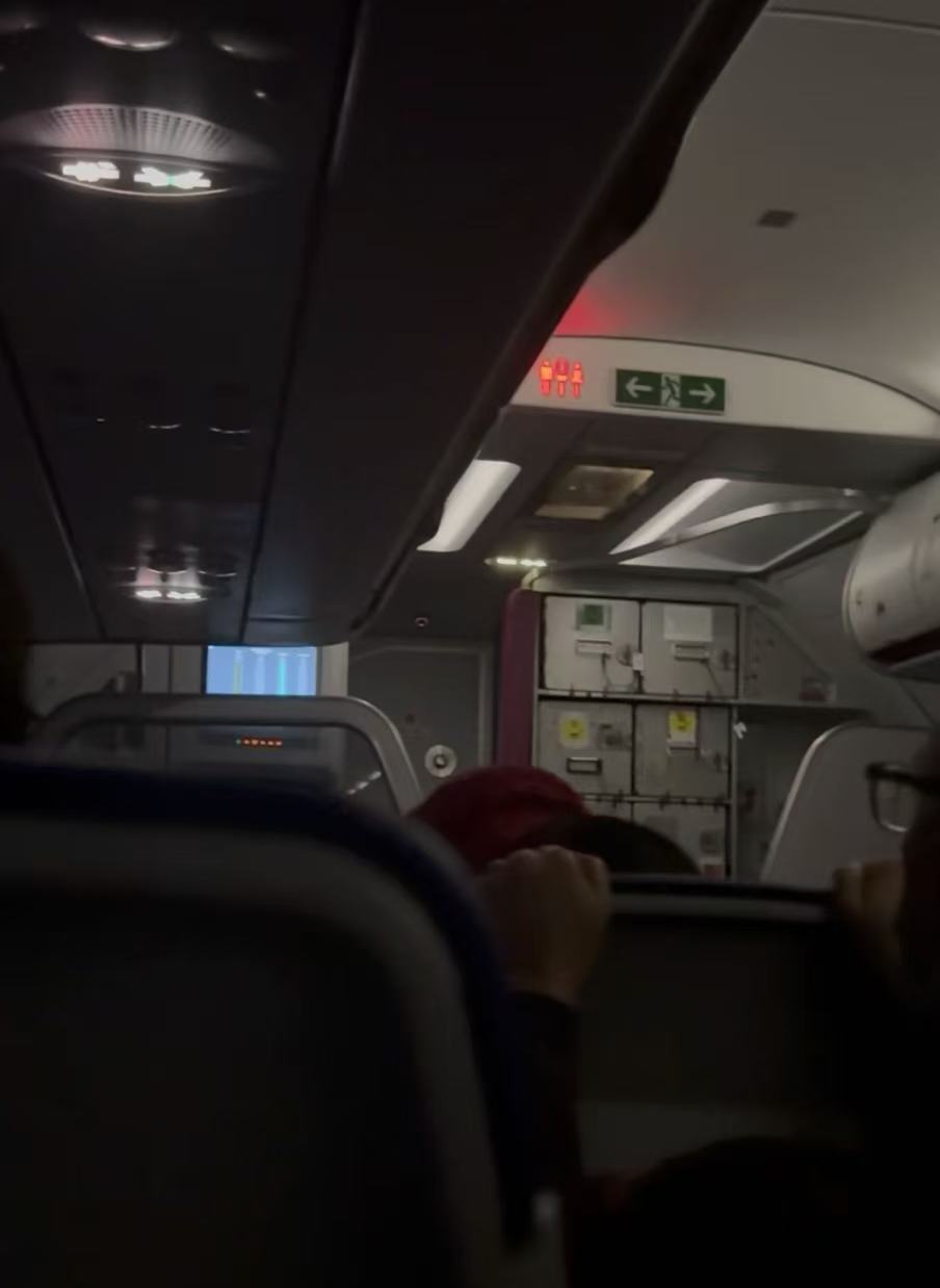  航班遭遇雷击惊魂，伦敦至特罗姆瑟之旅意外转折；乘客亲历剧烈颠簸，最终安全抵达。 文化旅游