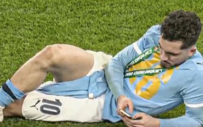  颁奖礼落幕后，谢尔基草坪躺平玩手机；曼城夺冠瞬间的独特松弛感。 体育新闻 颁奖礼落幕后，谢尔基草坪躺平玩手机；曼城夺冠瞬间的独特松弛感。 体育新闻