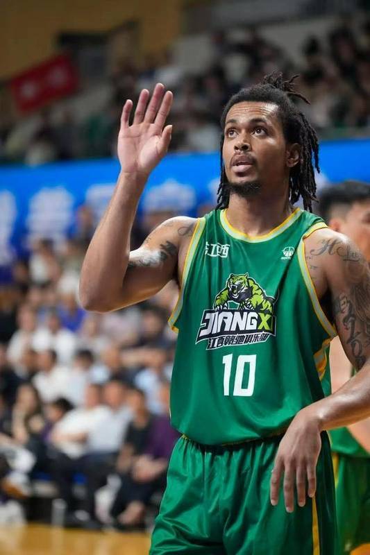 街球网红跨界评估:流量偶像与职业赛场的残酷距离 体育新闻