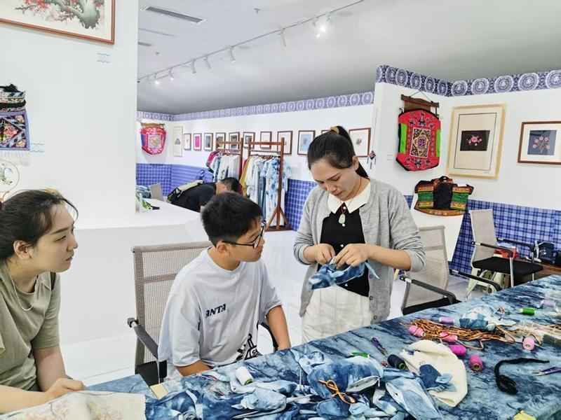  【非遗技术解码】布依族刺绣：针法逻辑与文化传承的技术交汇 文化旅游